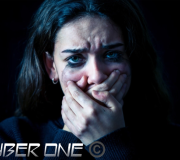 كيف أتعامل مع شخص يهددني بالصور ؟